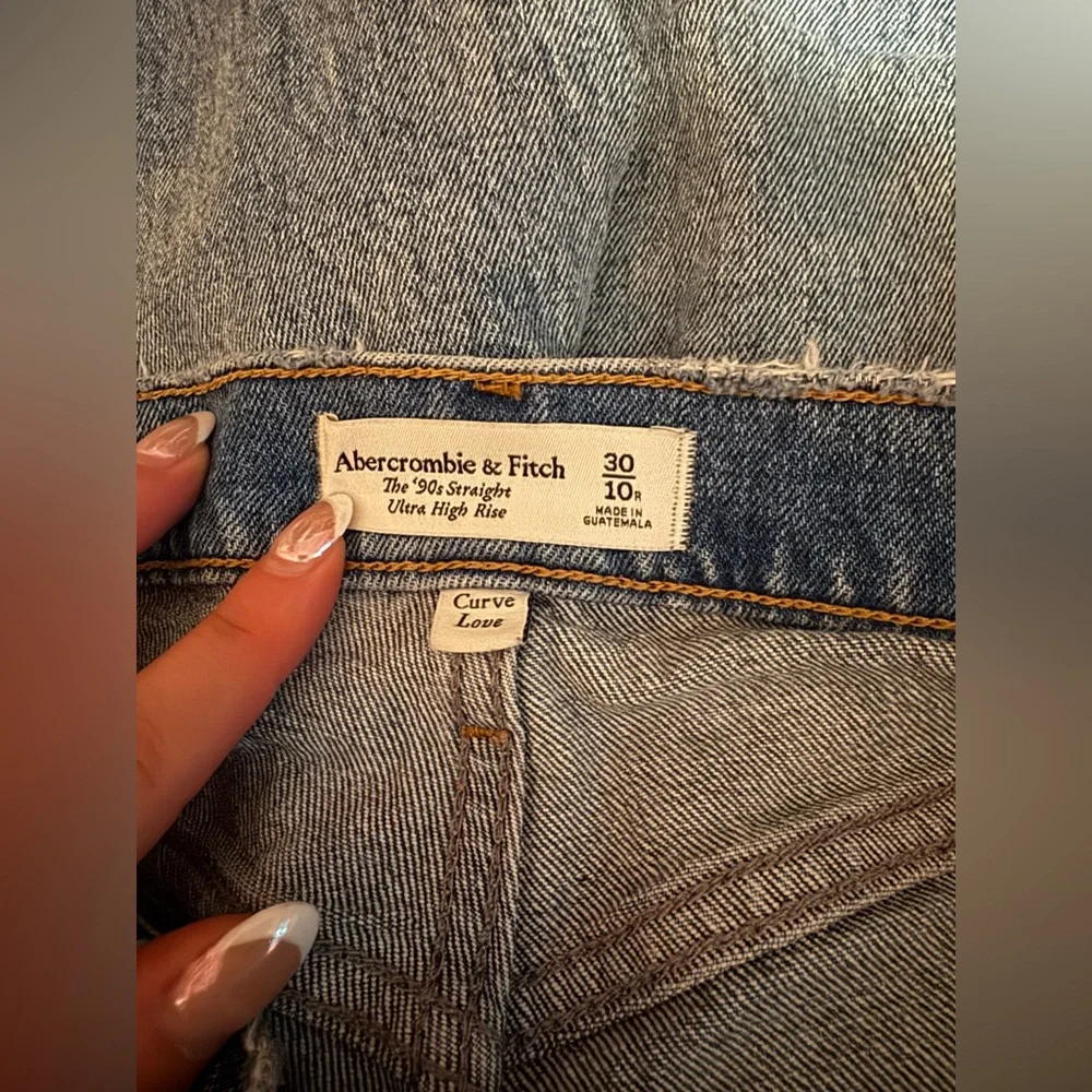 Abercrombie & Fitch 90’s Straight Ultra High Rise Curve Love Jeans - Picture 4 of 4